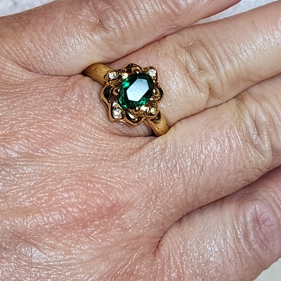 Vintage Elegant Gold Plated and Faux Emerald Green CZ Ring SIZE 7.5 - Picture 3 of 13